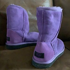 Like new Ugg women size 6 purple short classic